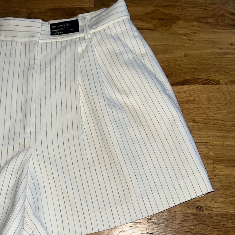 Abercrombie & Fitch White Pinstripe High Waist Women's Shorts - Picture 3 of 10